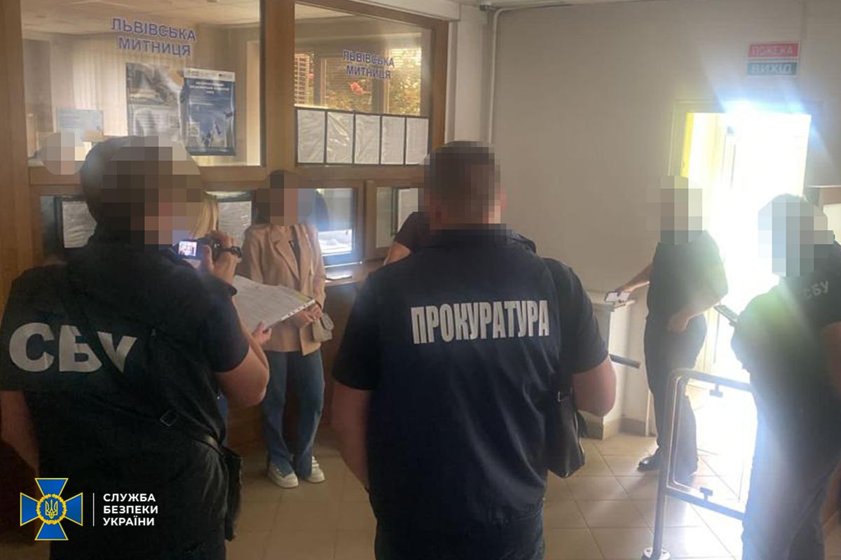 Головного інспектора митного поста «Краківець» викрили на вимаганні хабарів