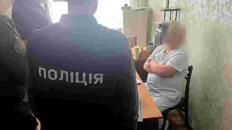 Лікаря з Хмельниччини затримали за вимагання хабарів у в'язня