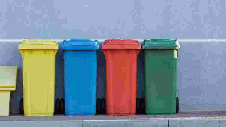 У Чернівцях біля кожної школи і садочку встановили контейнери для сортування сміття