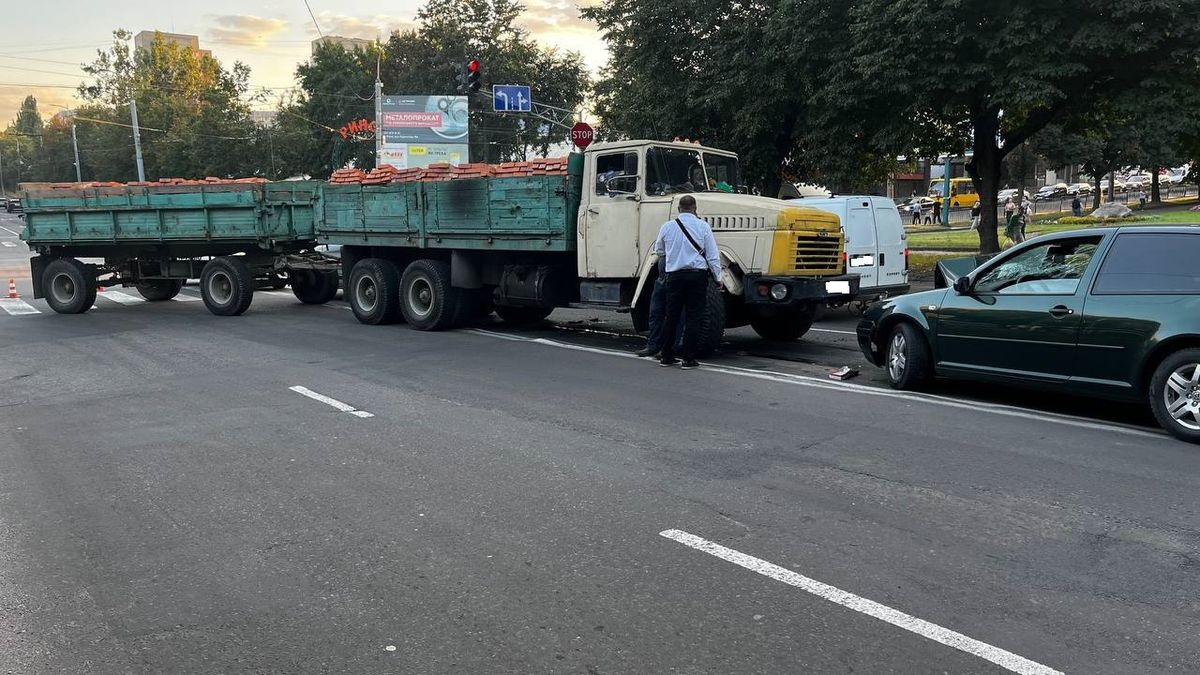 У Рівному водій вантажівки спричинив аварію за участі 9 автомобілів