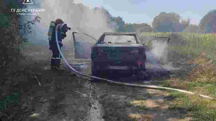 Біля Яворова вщент згорів автомобіль Toyota Camry