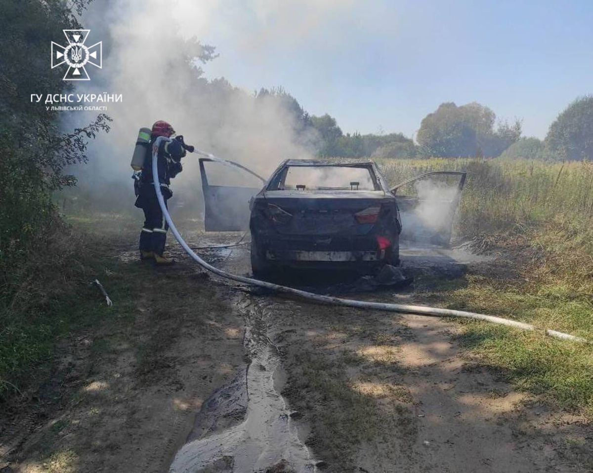 Біля Яворова вщент згорів автомобіль Toyota Camry