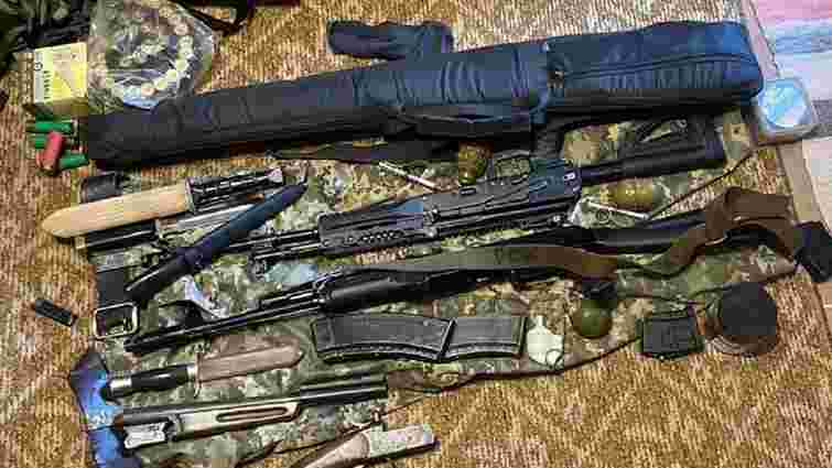 Мешканець Дніпропетровщини продавав зброю зі фронту в Тернополі та Івано-Франківську