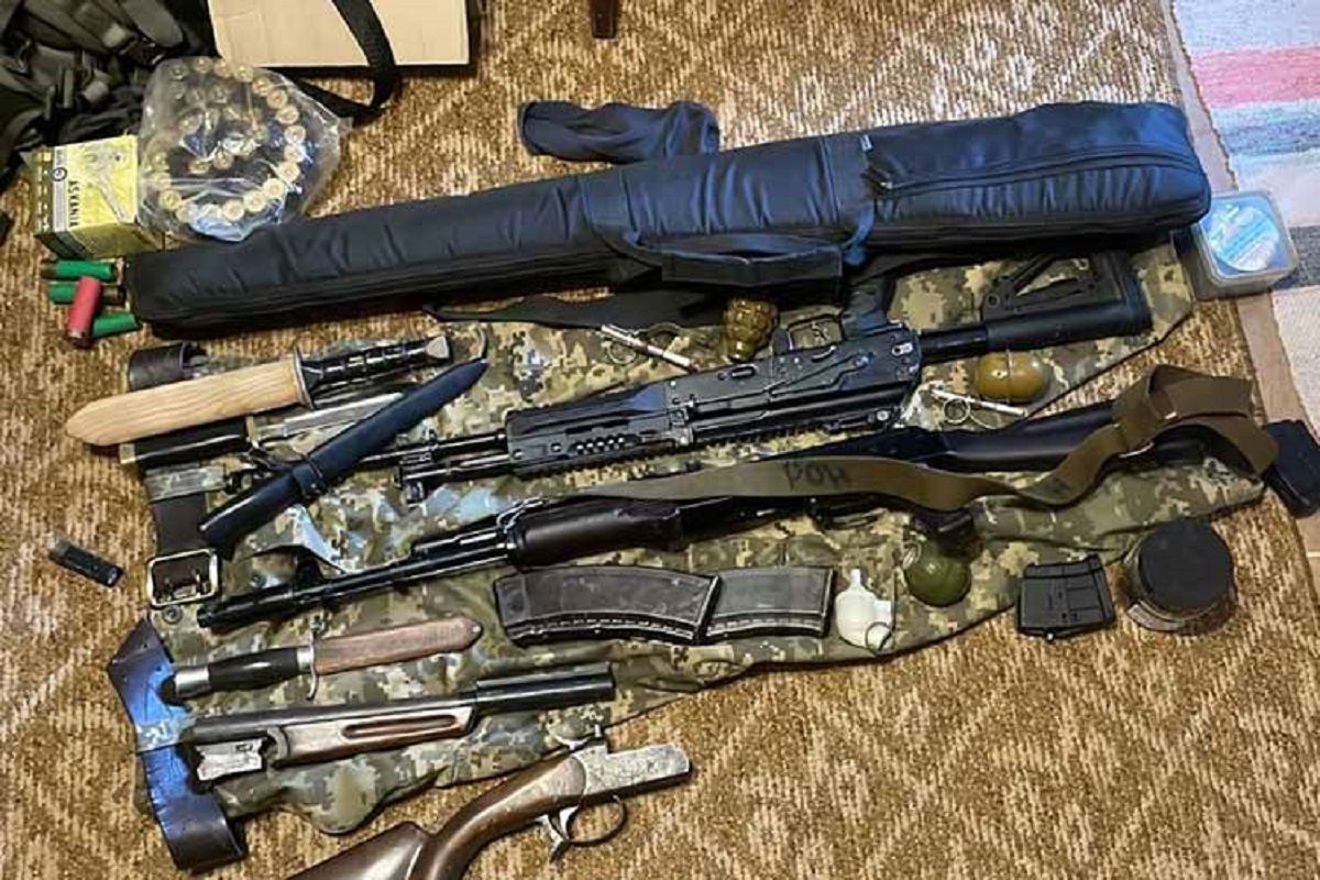 Мешканець Дніпропетровщини продавав зброю зі фронту в Тернополі та Івано-Франківську