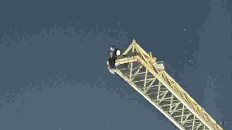 У Луцьку чоловік заліз на 30-метровий будівельний кран і погрожував стрибнути