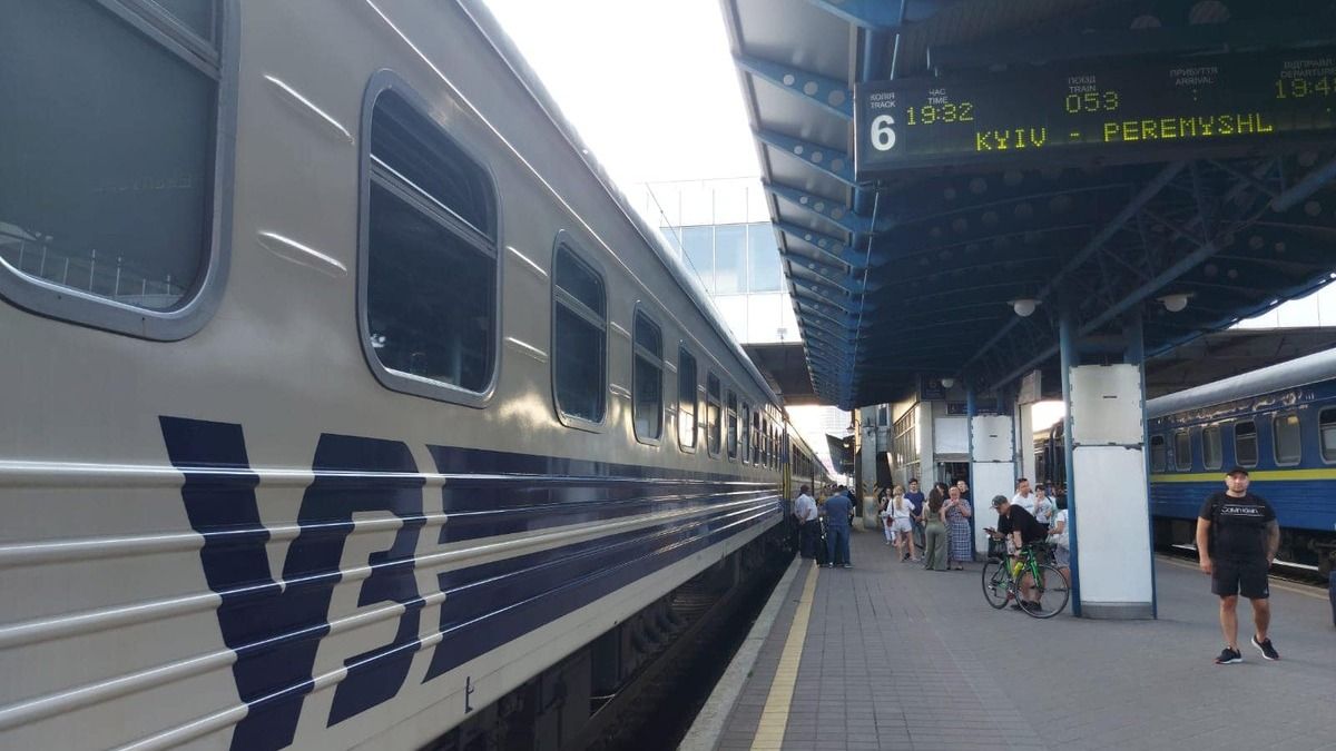 Через ремонт колії упродовж місяця не курсуватиме низка поїздів до Польщі
