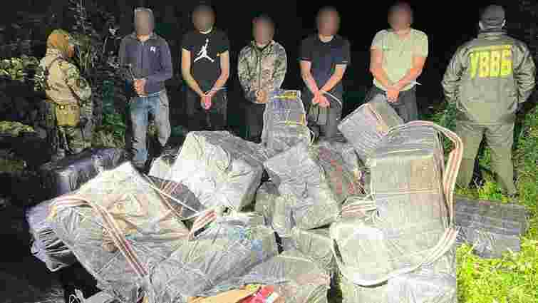 Буковинські контрабандисти намагалися перенести через кордон 15 тисяч пачок сигарет 