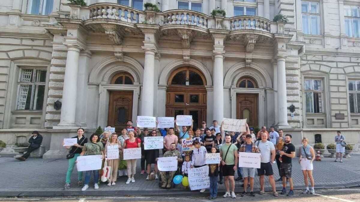 Десятки львів’ян вийшли на одиночні пікети проти некритичних витрат під час війни