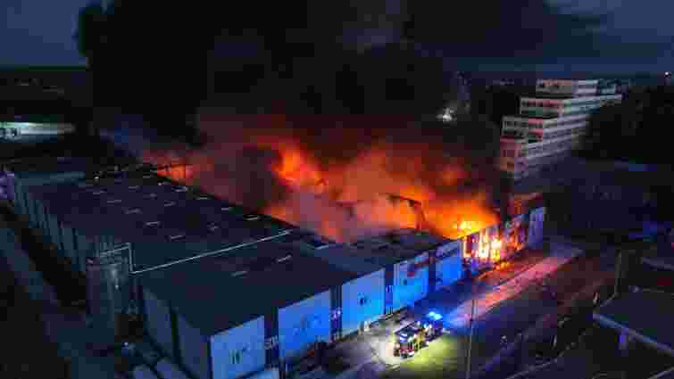У Тернополі другу добу гасять пожежу на заводі з виробництва пінополістиролу