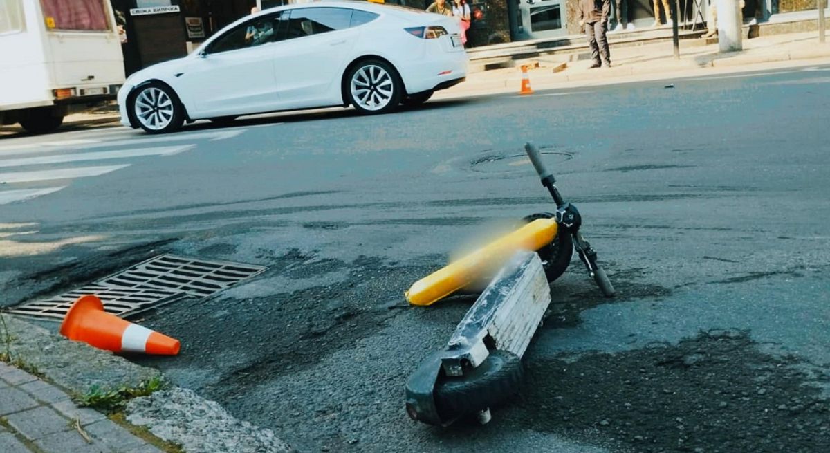 У центрі Франківська Tesla важко травмувала 15-річного хлопця на самокаті