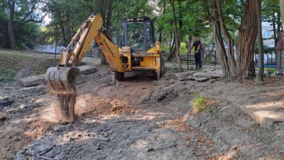 У Львові очищають ставок на вулиці Тернопільській
