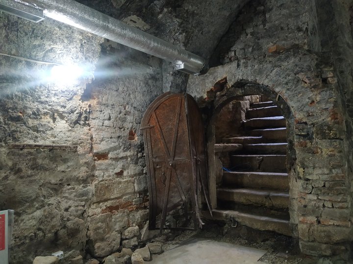 Сходи підвалу (Фото ZAXID.NET)