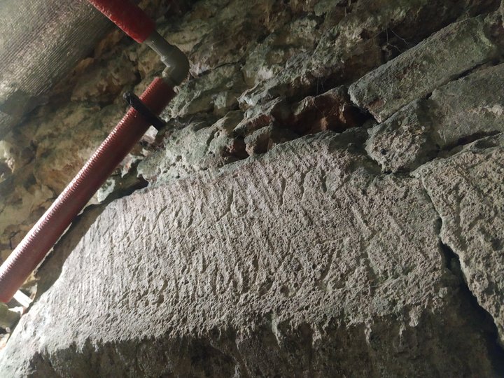 Написи на готичному порталі (Фото ZAXID.NET)