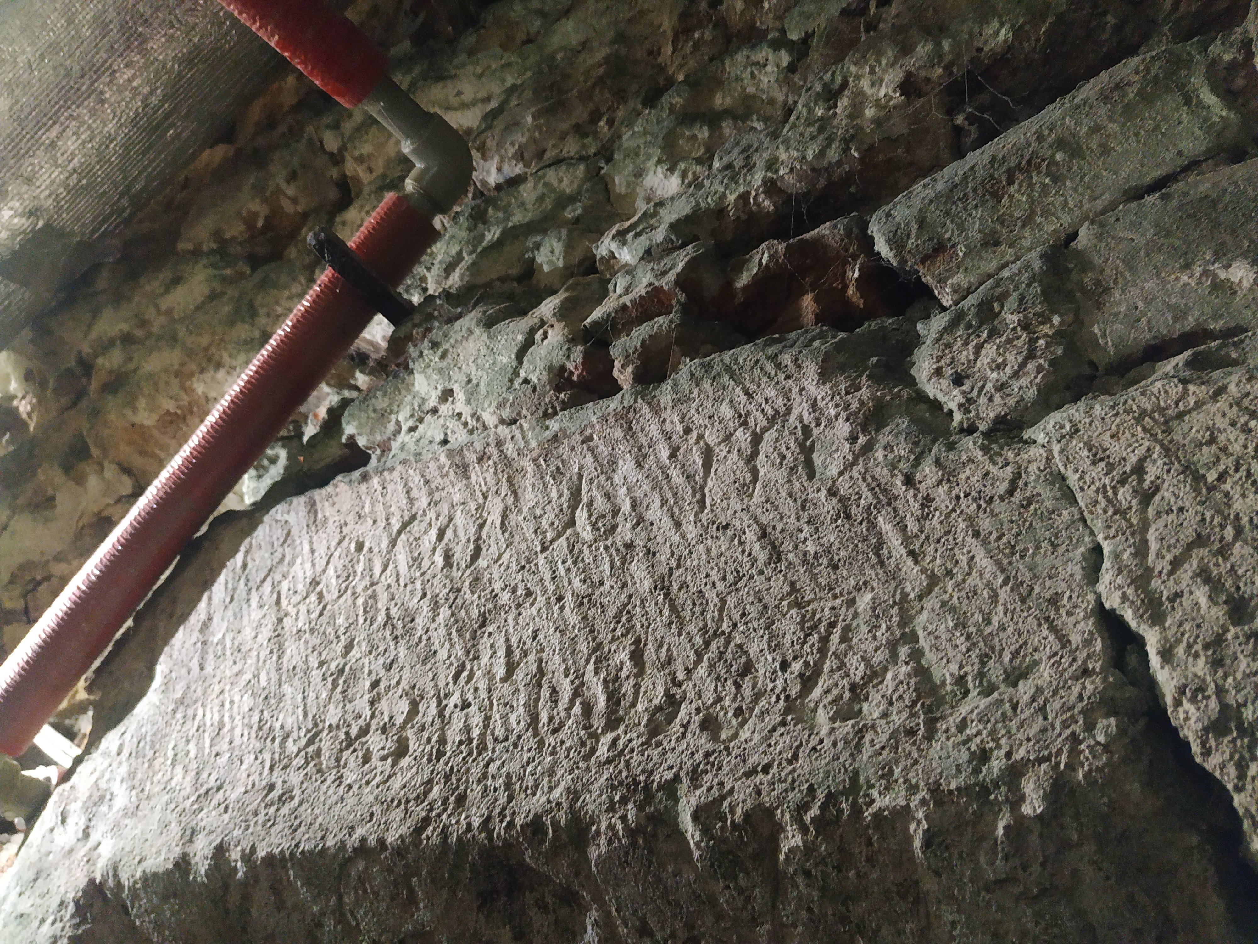 Написи на готичному порталі (Фото ZAXID.NET)