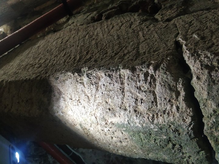 Написи на готичному порталі (Фото ZAXID.NET)