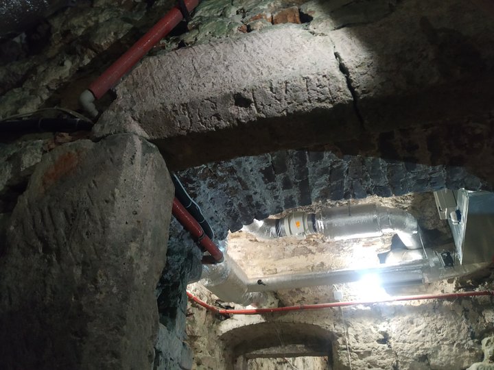 Написи на готичному порталі (Фото ZAXID.NET)