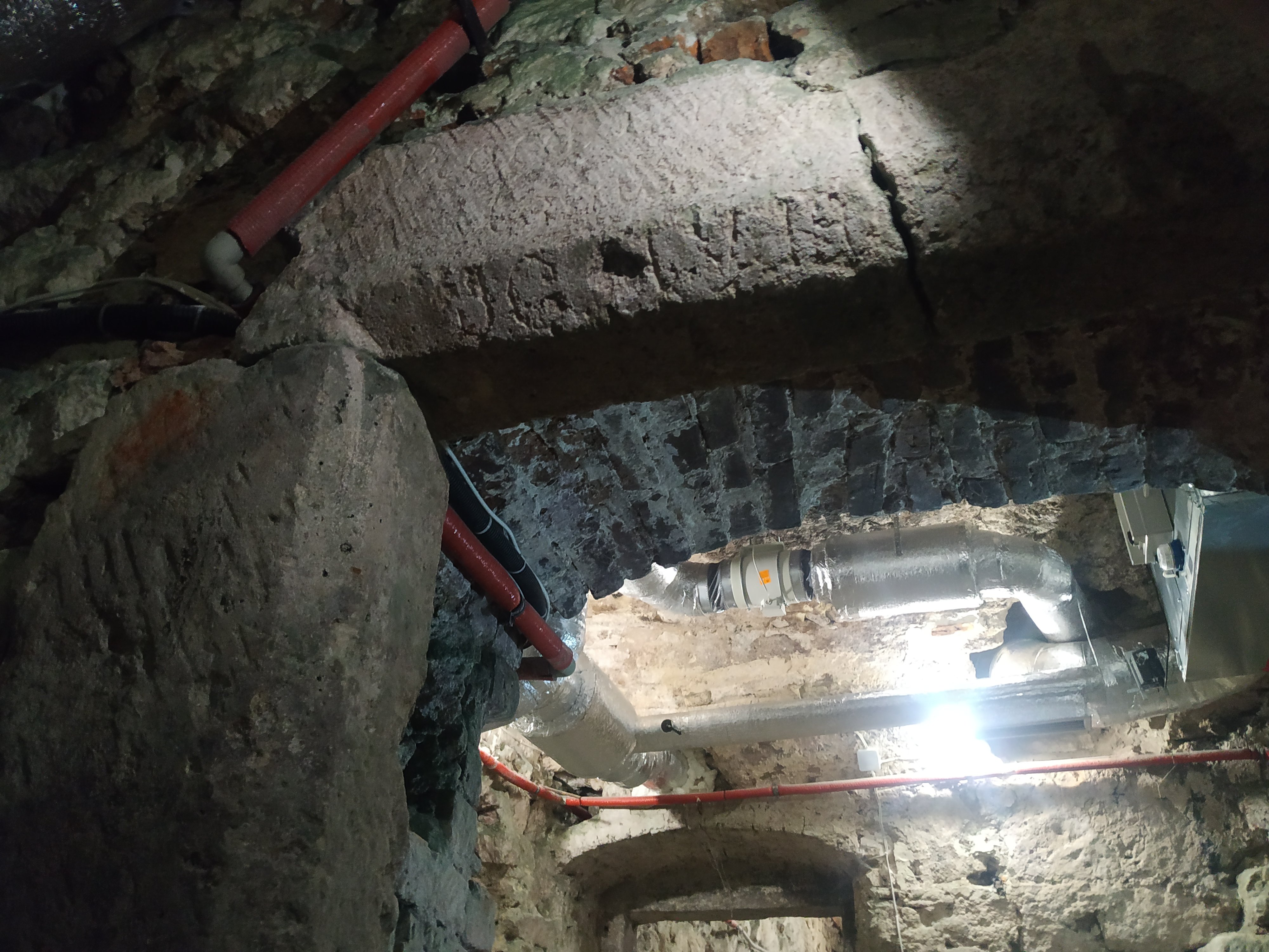 Написи на готичному порталі (Фото ZAXID.NET)