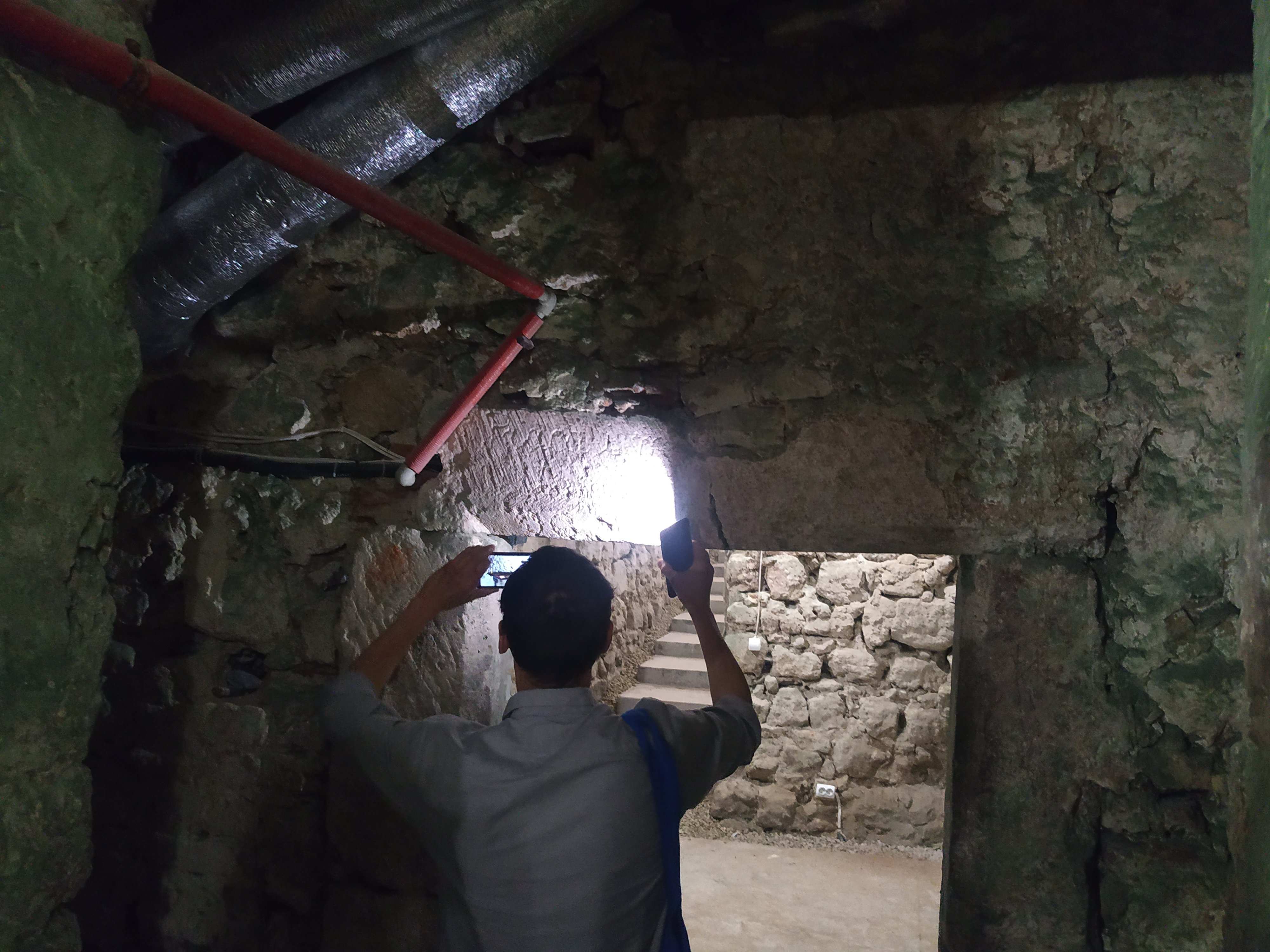 Влодко Костирко роздивляється написи у пивниці (Фото ZAXID.NET)