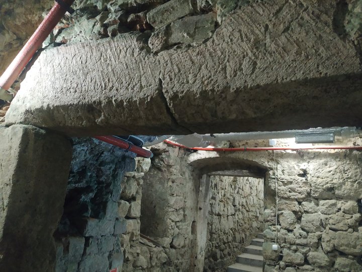 Написи на готичному порталі (Фото ZAXID.NET)