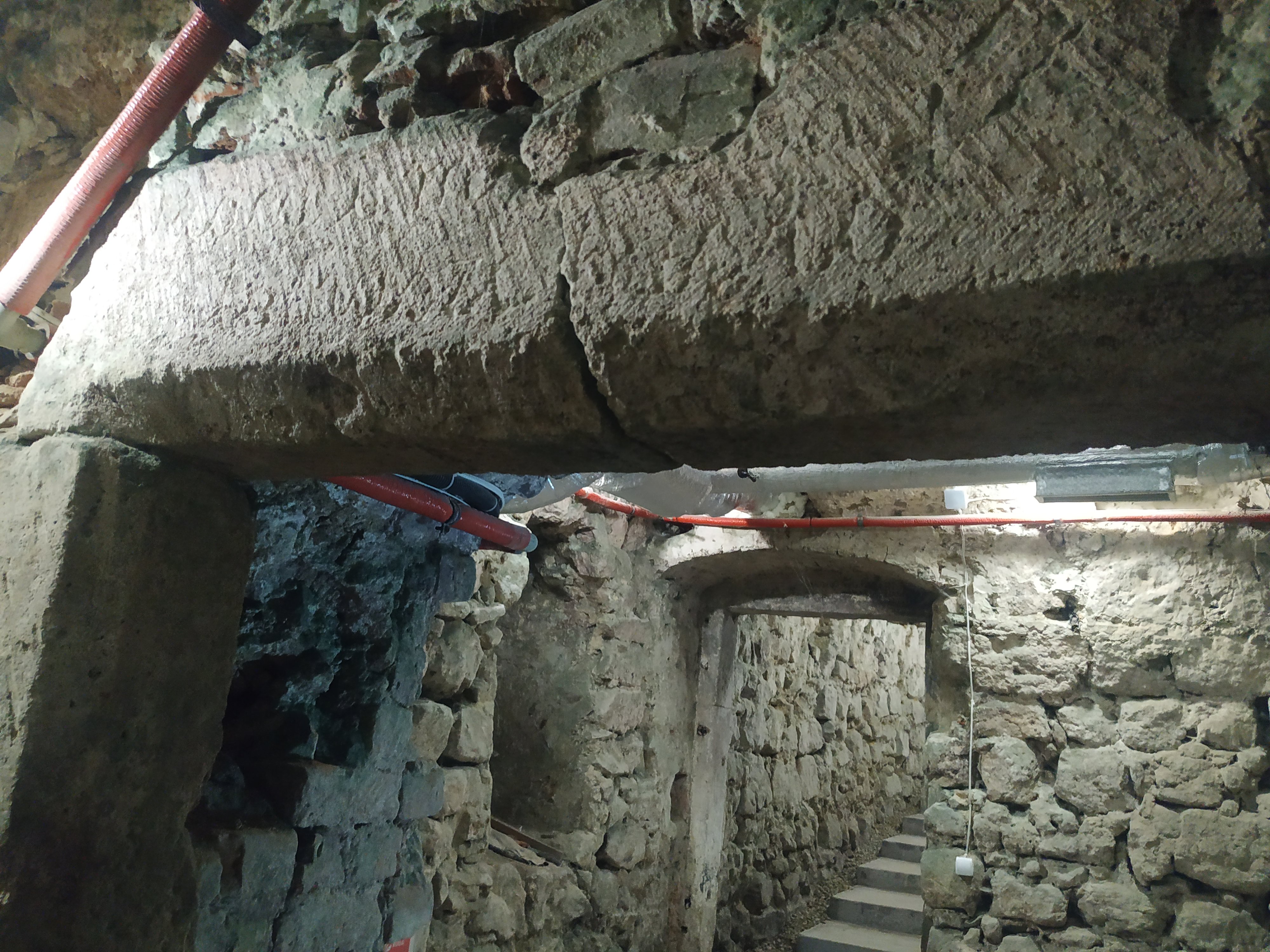 Написи на готичному порталі (Фото ZAXID.NET)