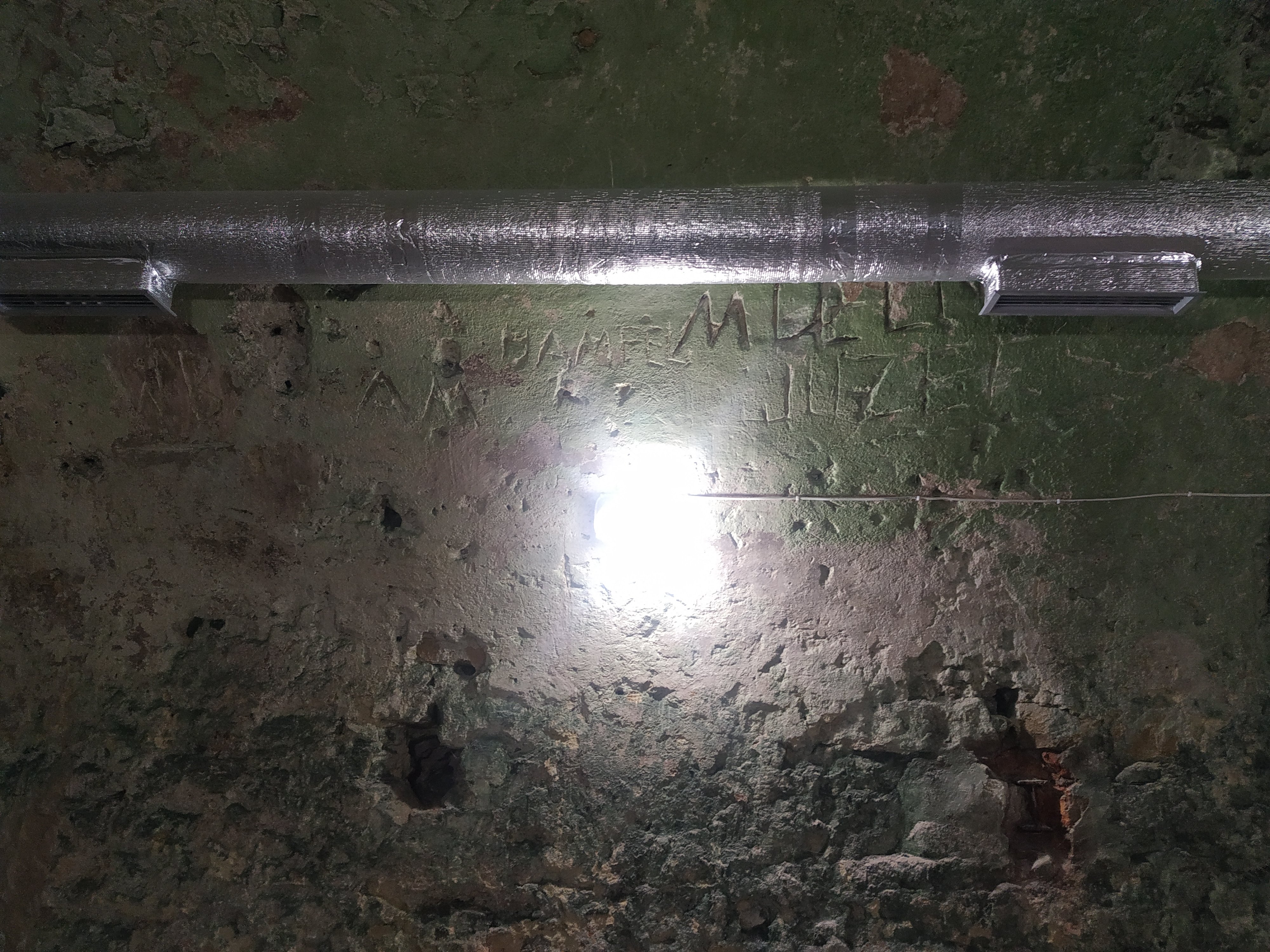 Вишкрябані на тиньку написи (Фото ZAXID.NET)