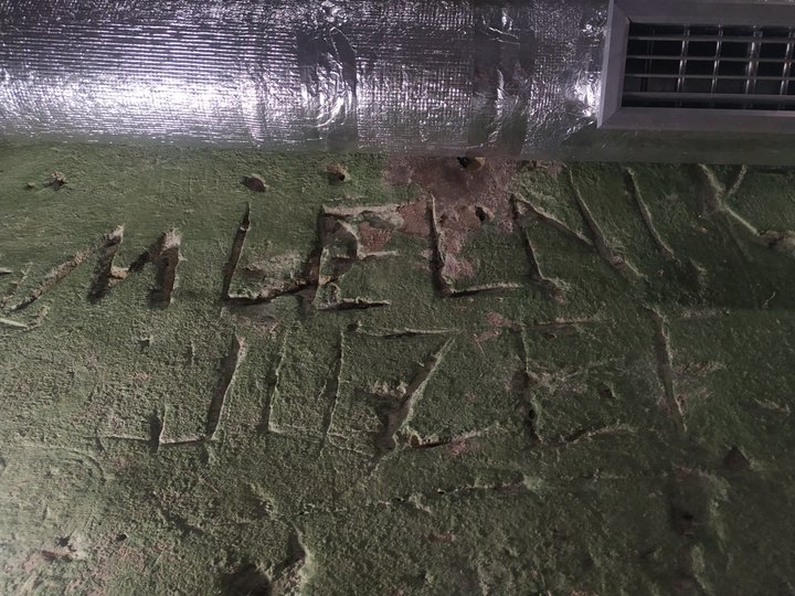 Вишкрябані на тиньку написи (Фото ZAXID.NET)