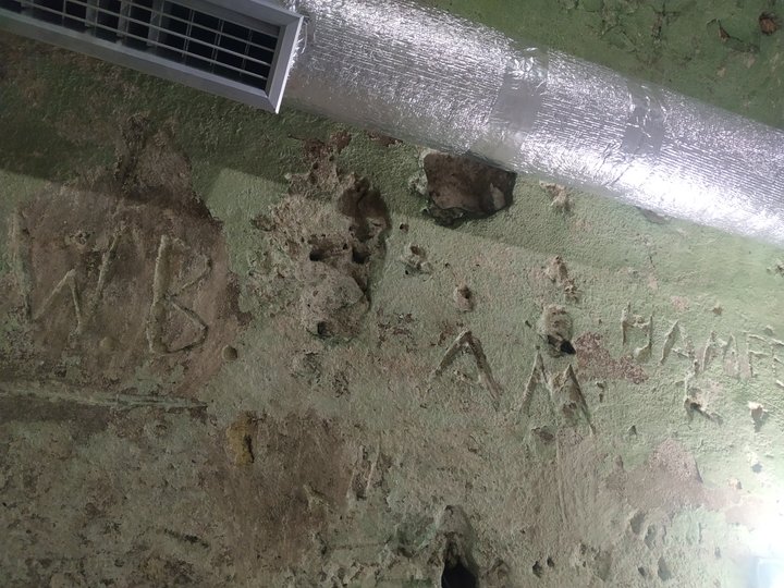 Вишкрябані на тиньку написи (Фото ZAXID.NET)