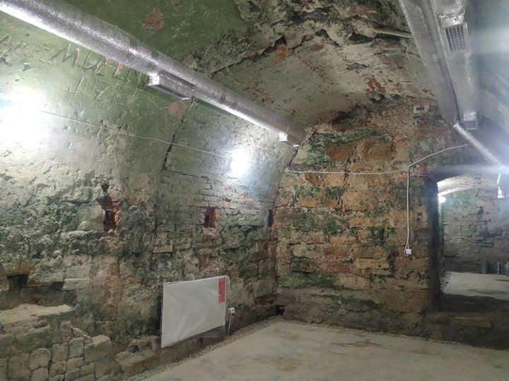 Вишкрябані на тиньку написи (Фото ZAXID.NET)