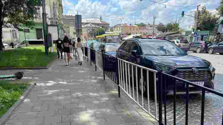 Ще на кількох вулицях Львова демонтують паркани уздовж доріг