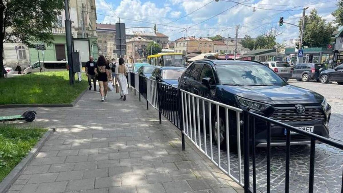 Ще на кількох вулицях Львова демонтують паркани уздовж доріг