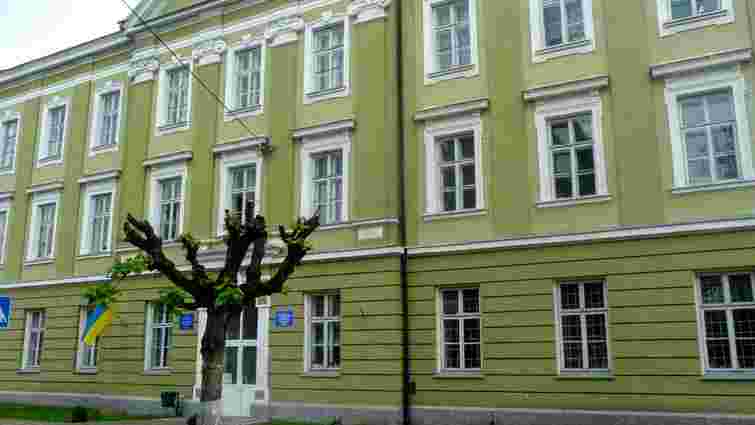 Суд покарав медсестру районної лікарні на Львівщині за 4500 доларів хабара