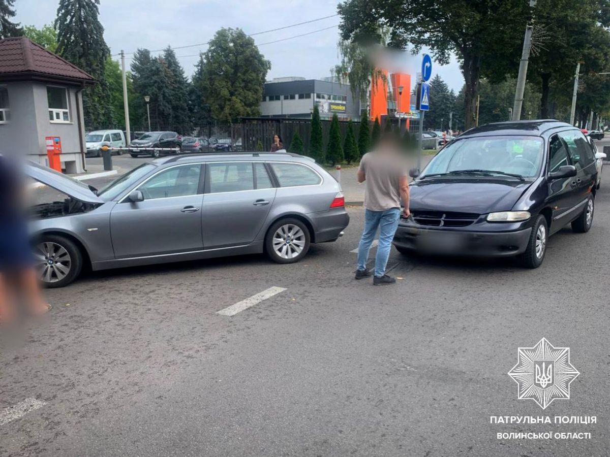 Біля автостоянки у Луцьку BMW потрапив одразу в дві аварії 