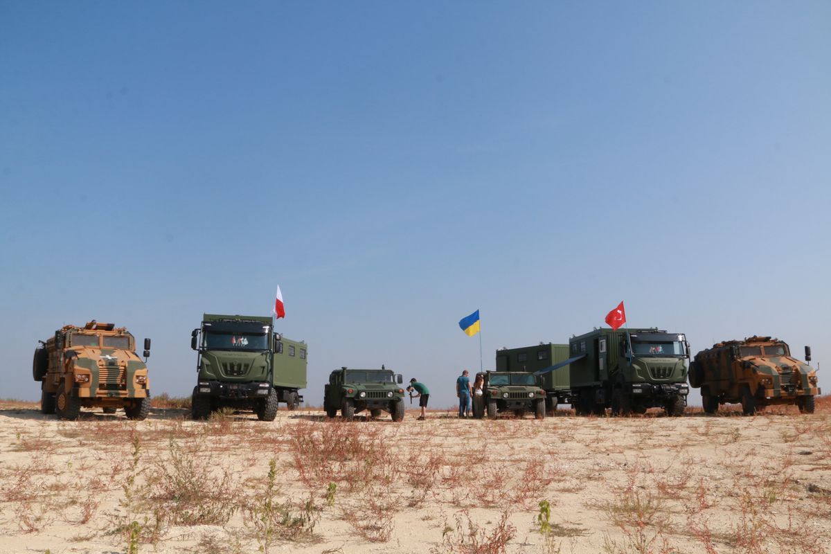 У Львові «Повернись живим» передав ЗСУ мобільні майстерні, гроші на які зібрали поляки