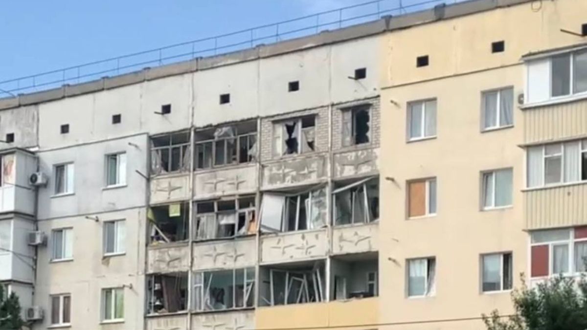 Російські окупанти вдарили по житлових багатоповерхівках у Новій Каховці