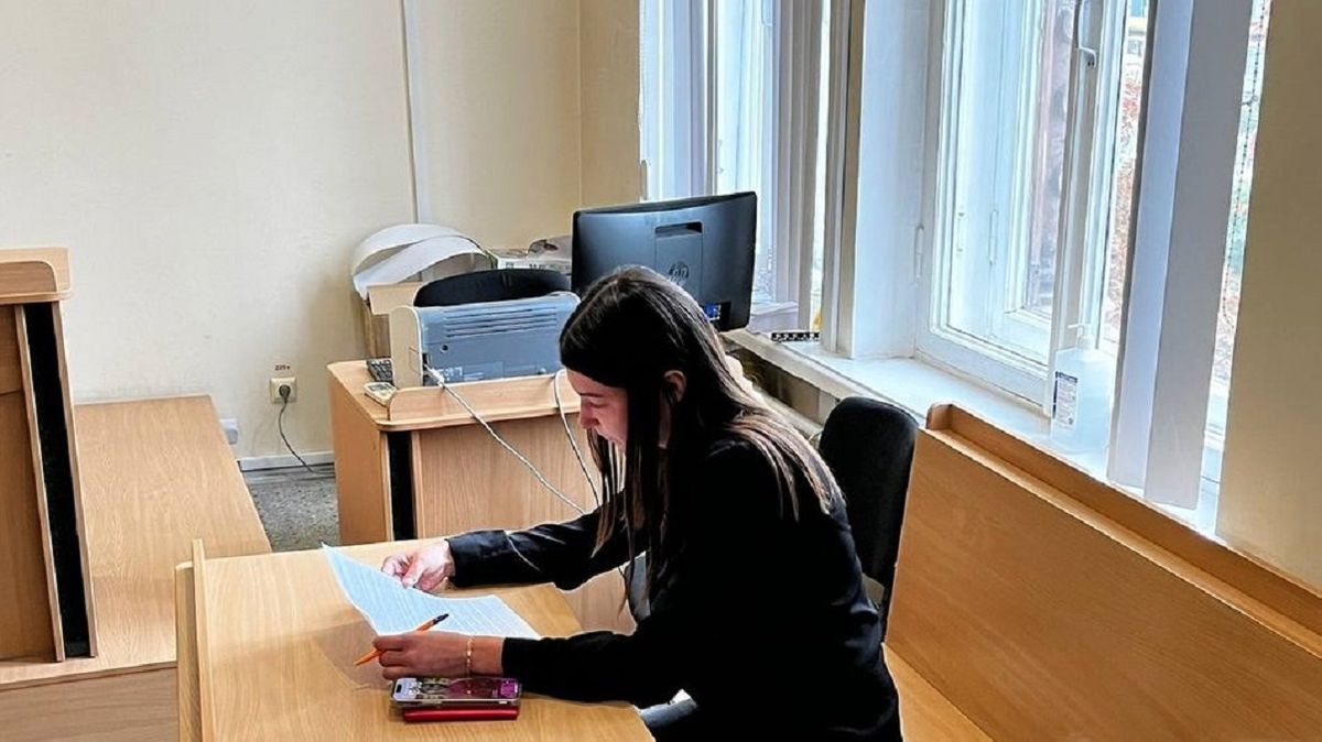 Суд відправив під домашній арешт жінку, яка нападала на патрульних у Дніпрі