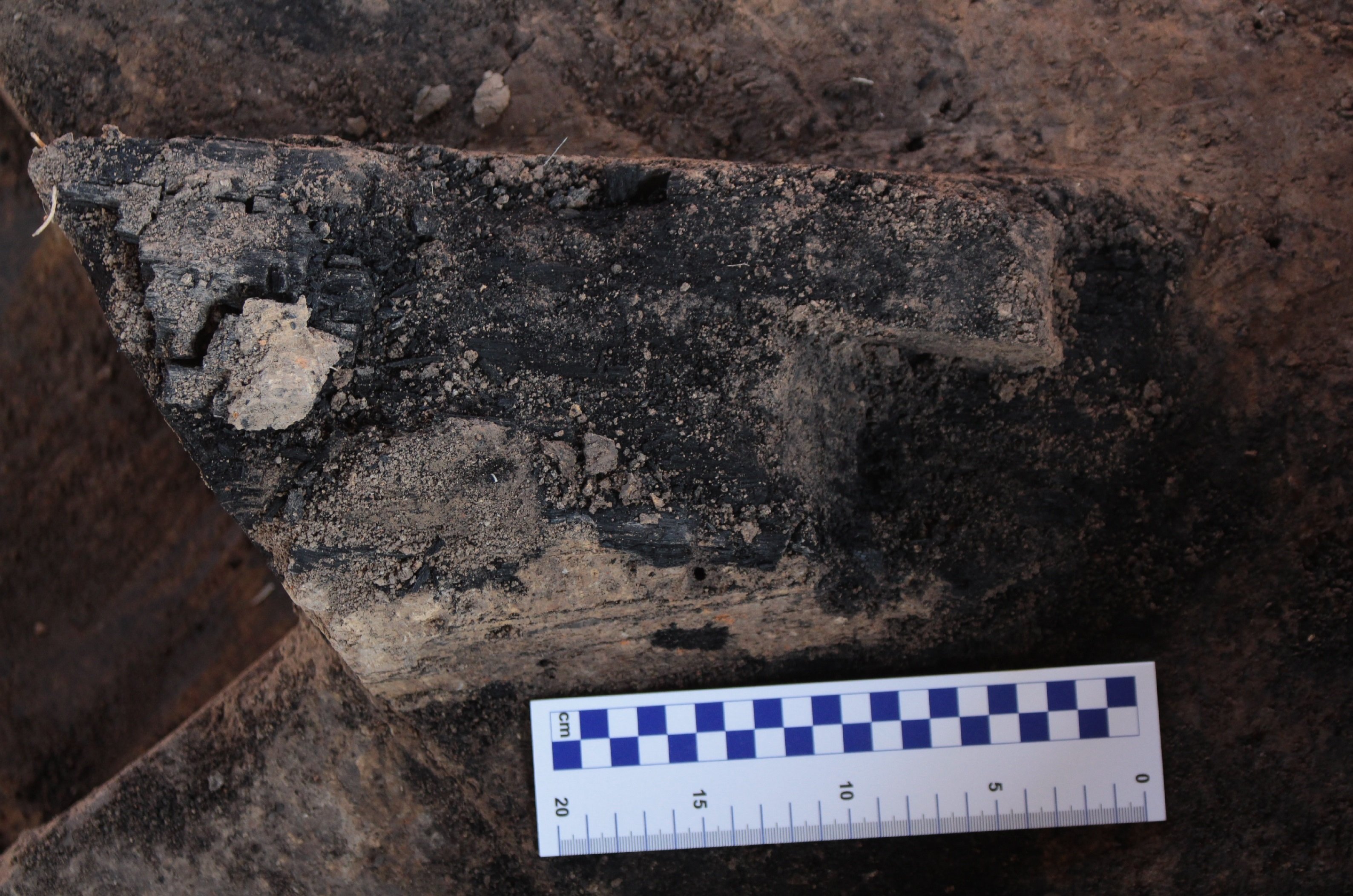 Обвуглений брус із вирізаним прямокутним пазом