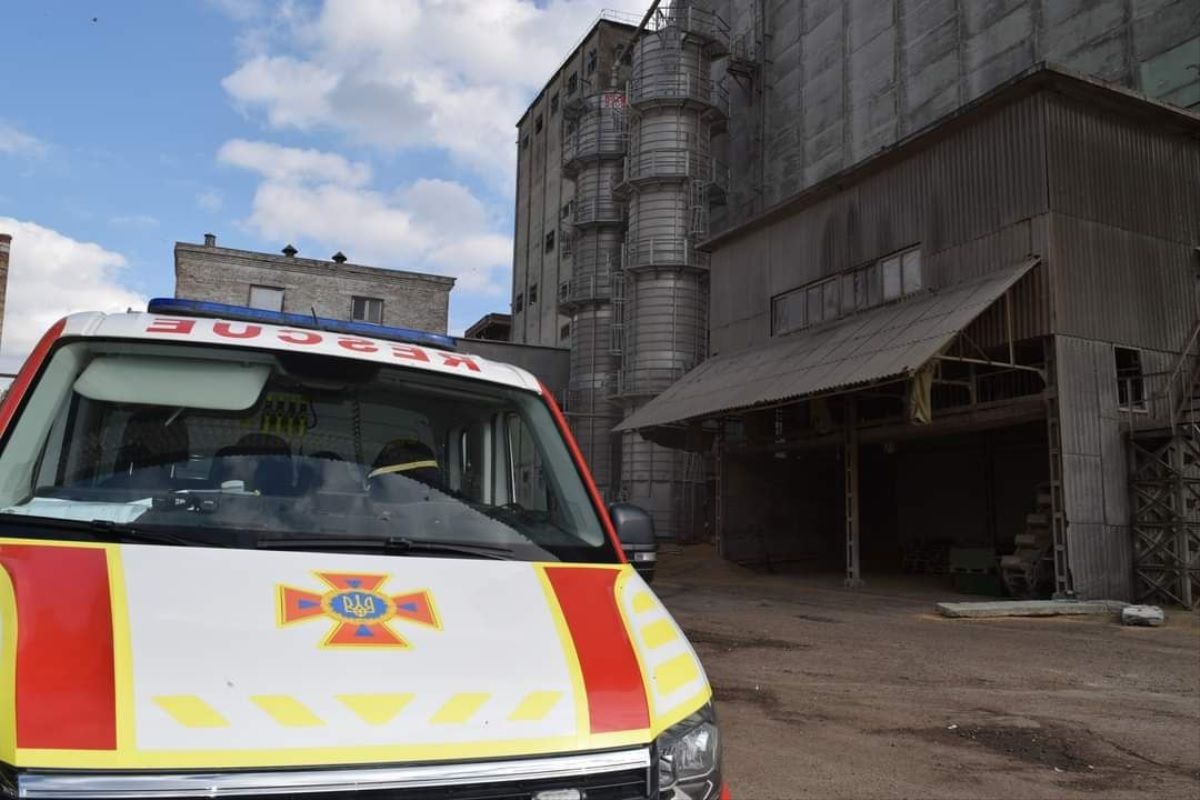 Трьох людей на смерть засипало зерном на підприємстві в Чернігові