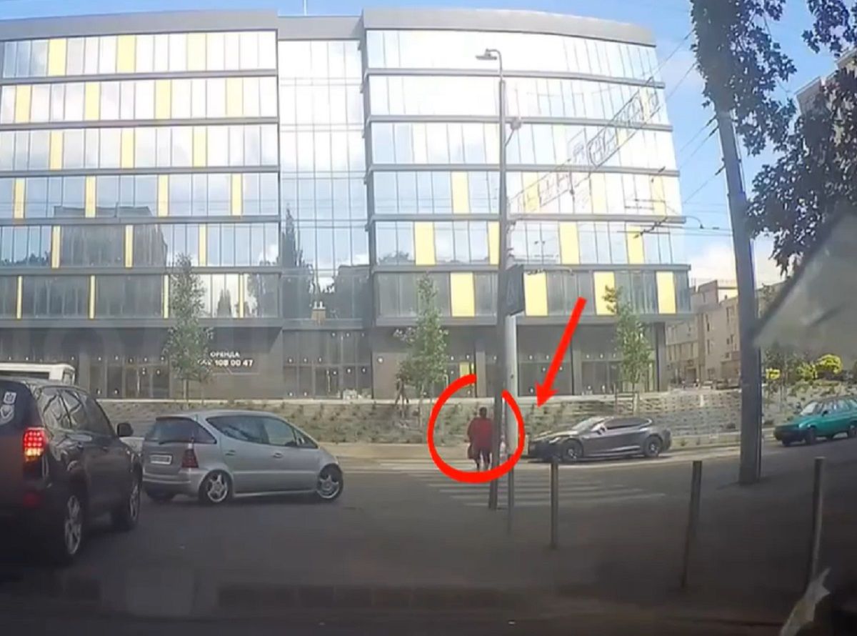 У Рівному оштрафували водія Tesla, який двічі на переході не пропустив пішоходів