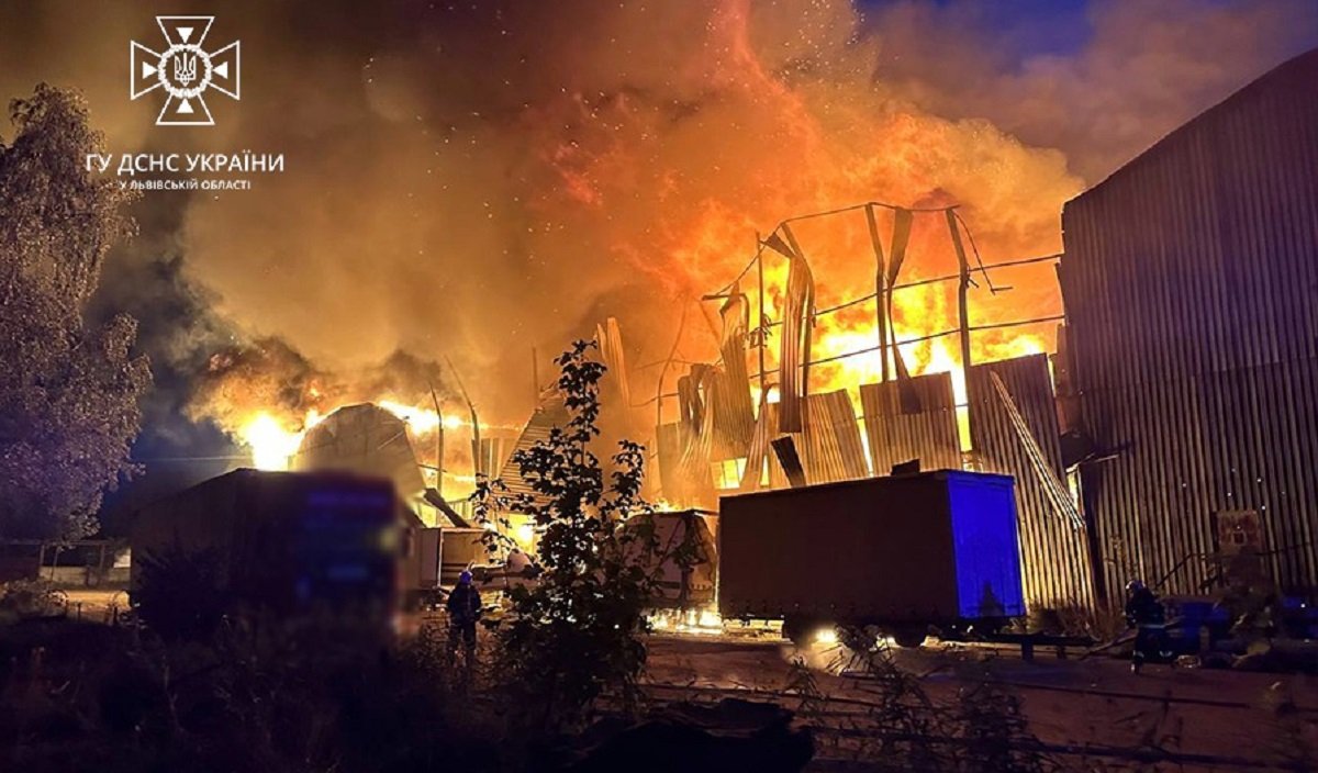 Після влучання дронів на складах виникла пожежа, її ліквідовують 125 рятувальників (фото ДСНС)