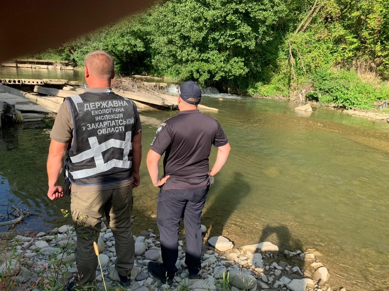 Басейн перегородив річку (Фото Держекоінспекції)