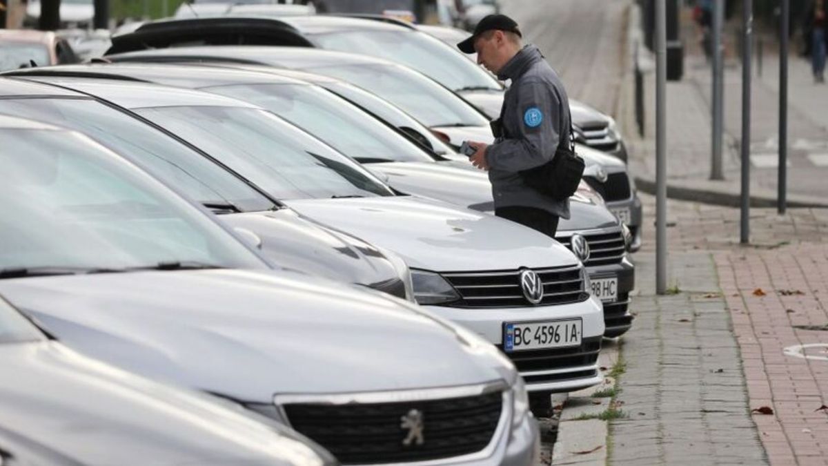 У Львові штрафуватимуть за безпідставне паркування на місцях зарядки електромобілів