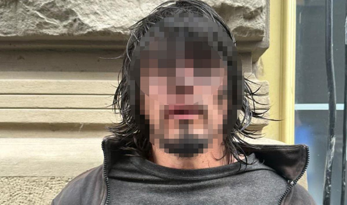 У центрі Львова затримали неадекватного чоловіка, який нападав на жінок з ножем