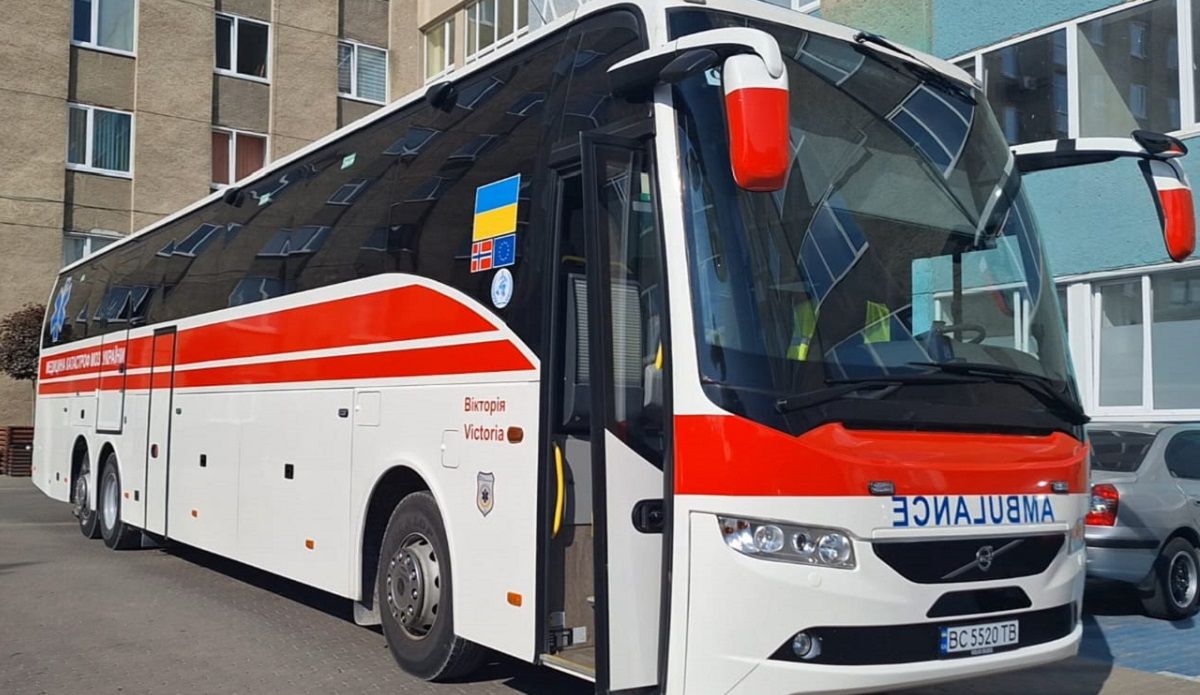 Львівські медики отримали ще один спеціалізований автобус для перевезення поранених
