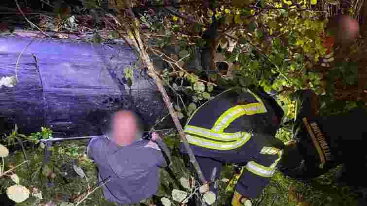 На Прикарпатті загинув водій автомобіля, який злетів у прірву