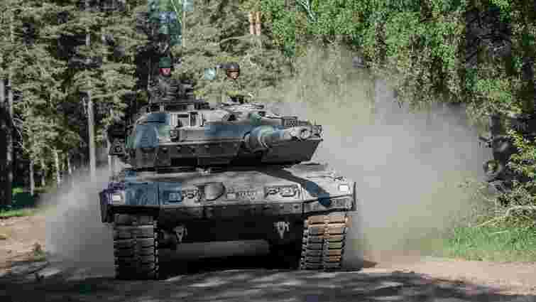 Україна отримала 10 танків Stridsvagn 122 від Швеції