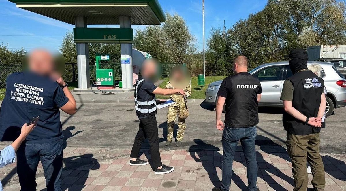 На хабарі 17 тис. доларів затримали офіцерку військкомату в Пустомитах