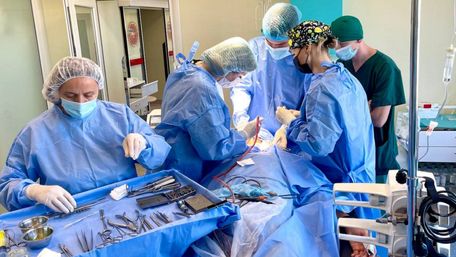 Львівські хірурги успішно видалили 55-річній львів’янці рідкісну пухлину на сонній артерії