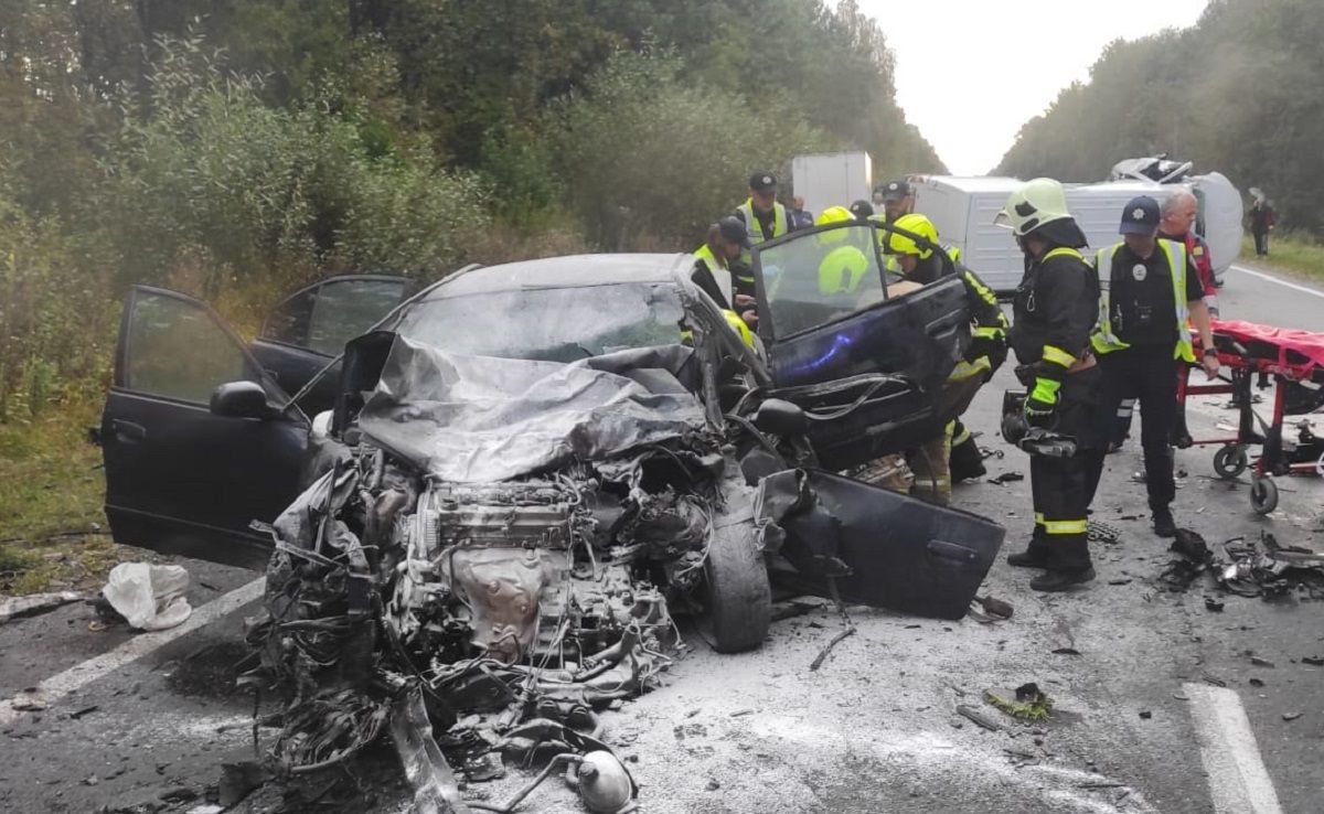 На околиці Івано-Франківська в ДТП з вантажівкою загинув водій легковика