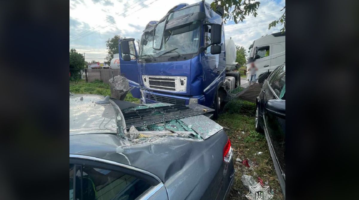 На трасі Львів-Шегині водій фури раптово помер за кермом