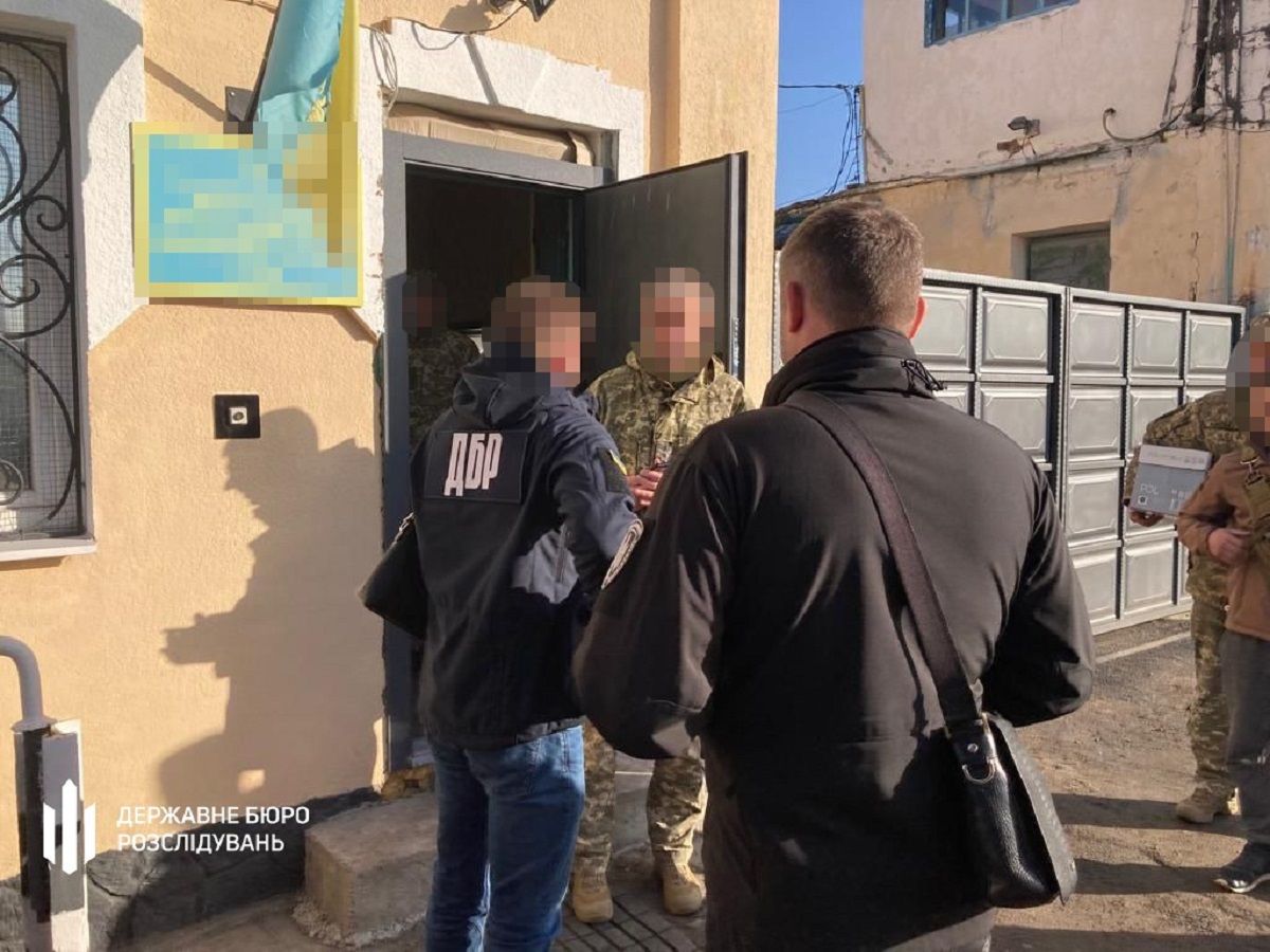 Посадовець військової частини на Рівненщині призначив 500 тис. грн доплат доньці колеги